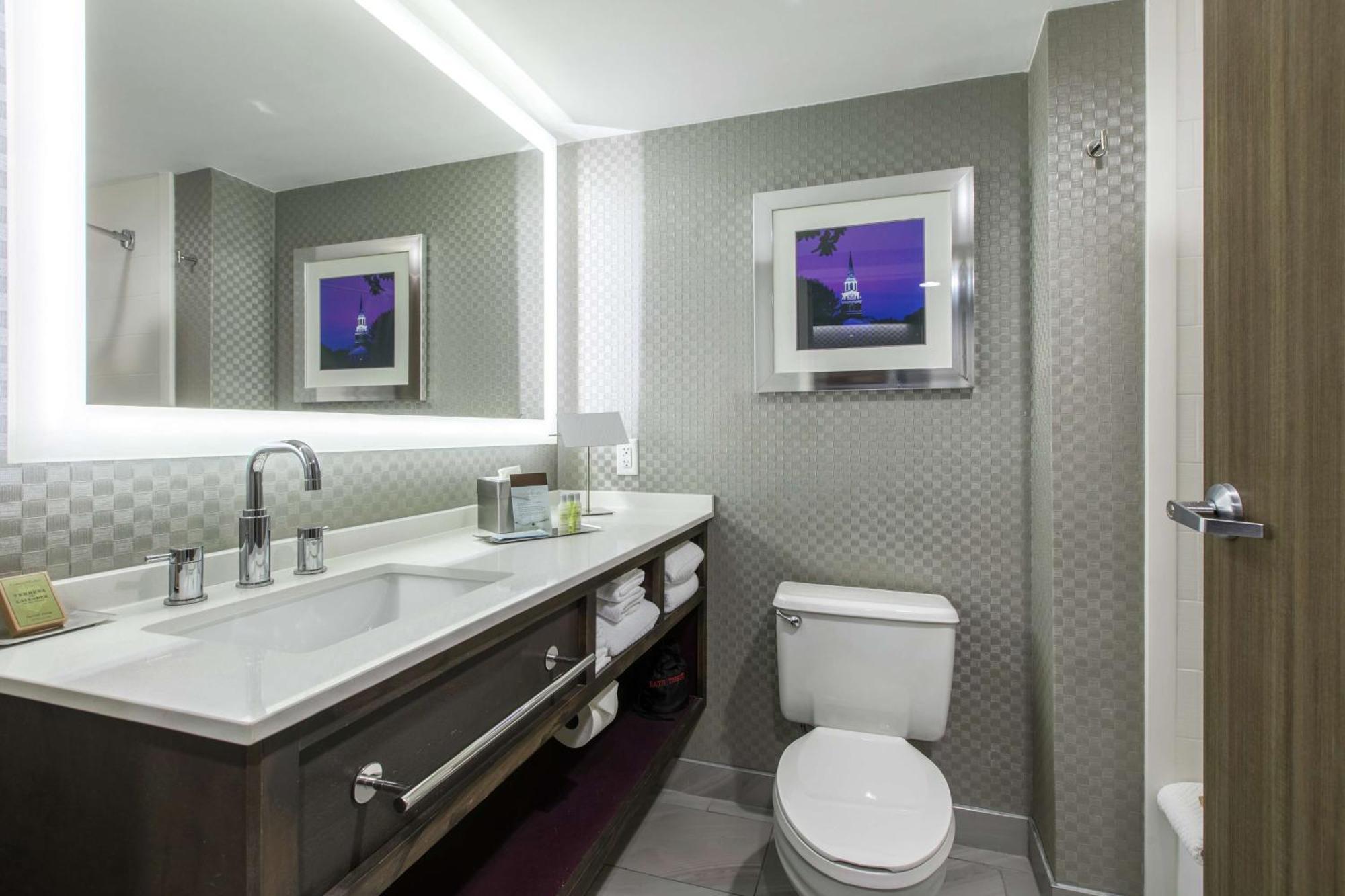 Doubletree By Hilton Winston Salem - University, Nc Exteriör bild